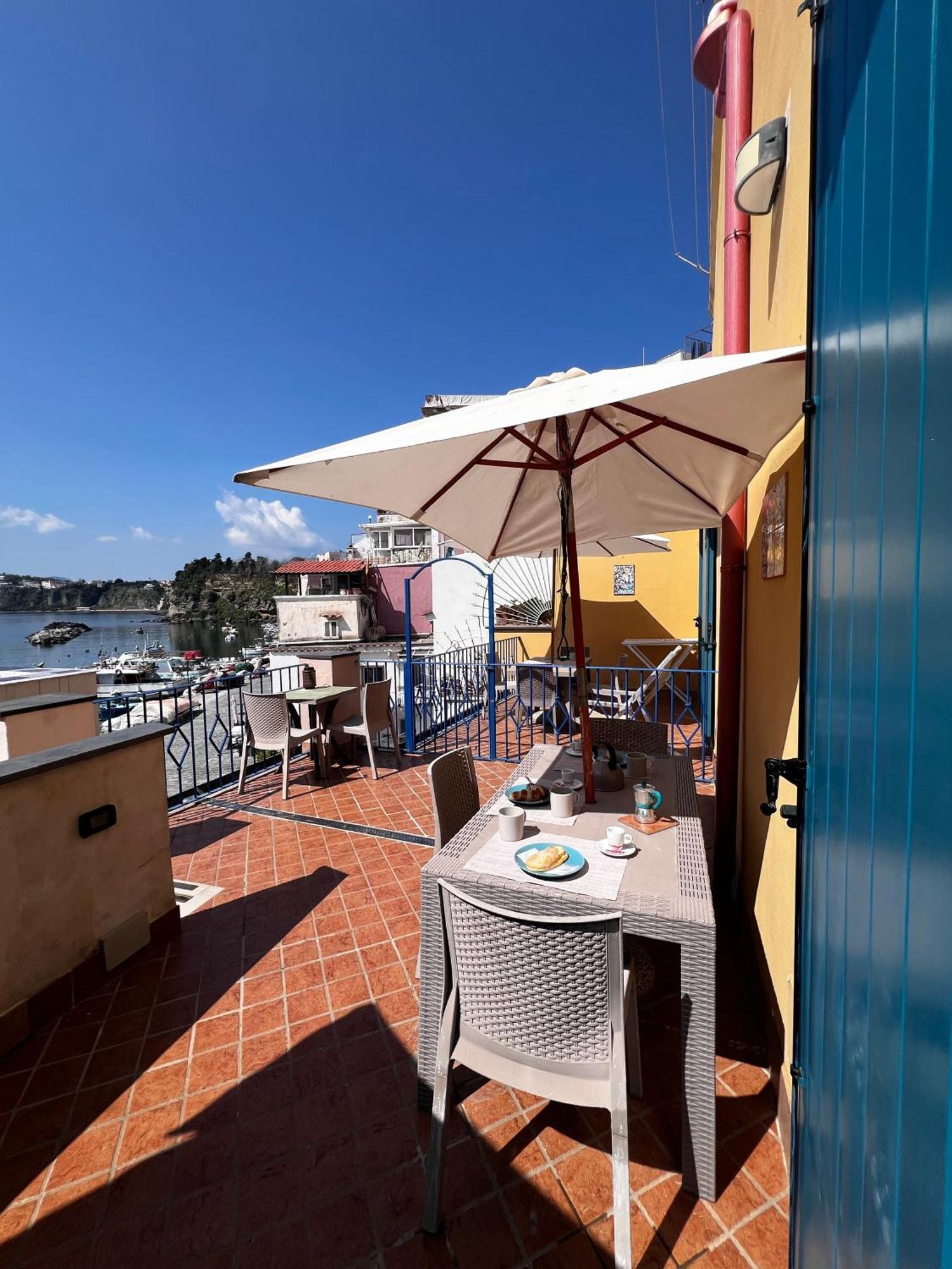 De Lamartine A Marina Di Corricella Procida Bagian luar foto